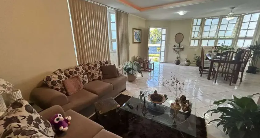 Casa 2 quartos com 2 vagas em condomínio fechado