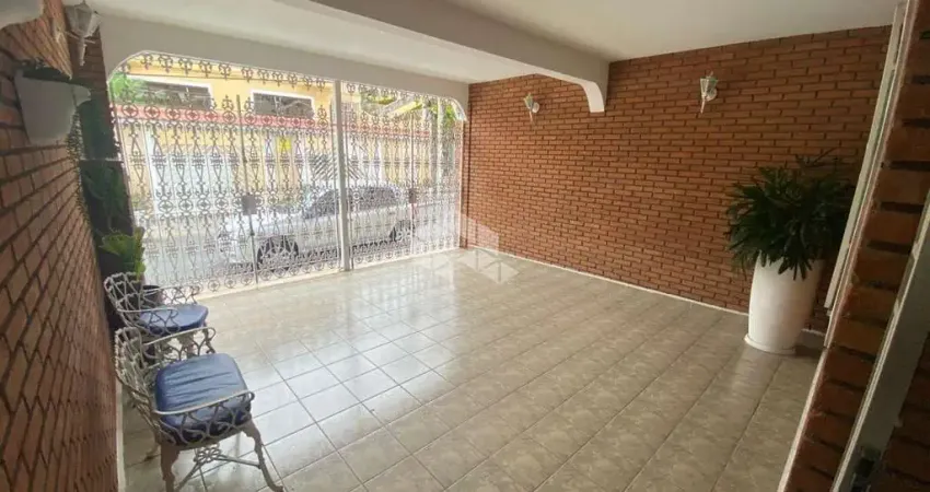 Casa espaçosa com 3 dormitórios, 3 banheiros e área gourmet completa.