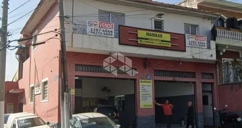 Imóvel de 240m² de área útil, sendo térreo com 2 salões amplos em vão livre