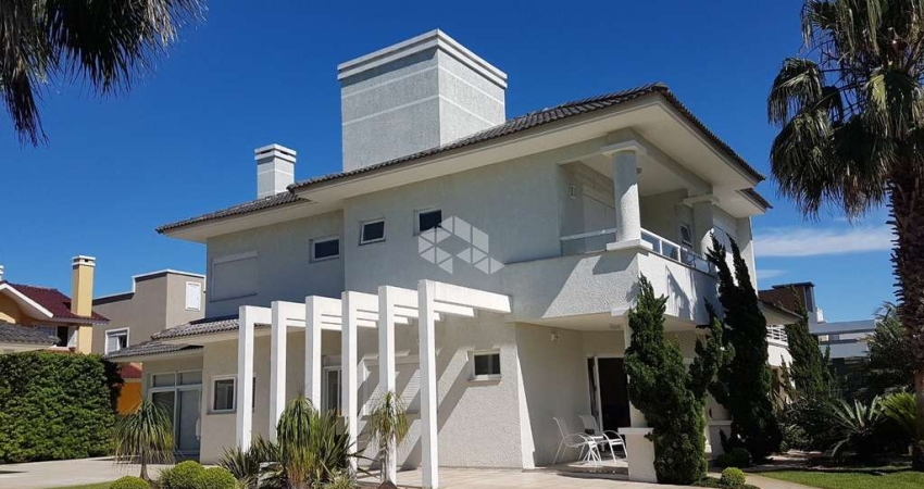 Sobrado com 3 Suítes Independentes, Sala de Estar e Jantar, Sacada nos Quartos,, em Capão da Canoa