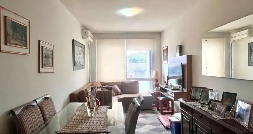 Apartamento com dois quartos no Menino Deus, ótimo estado e bem localizado.