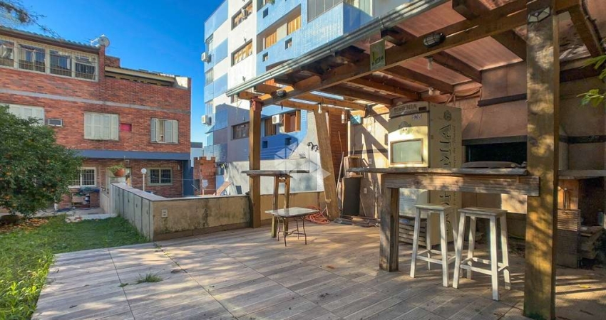 ApartamentoTriplex com duas sacadas, salão de festas no último andar e um amplo patio verde