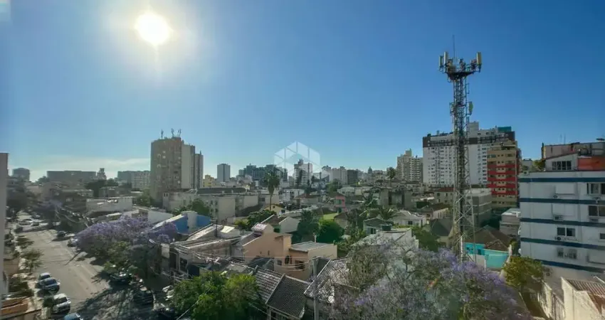 Apartamento ensolarado, com vaga e elevador na cidade baixa!