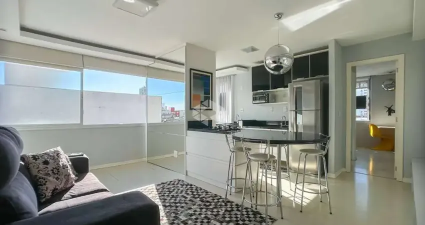 Apartamento ensolarado, com vaga e elevador na cidade baixa!
