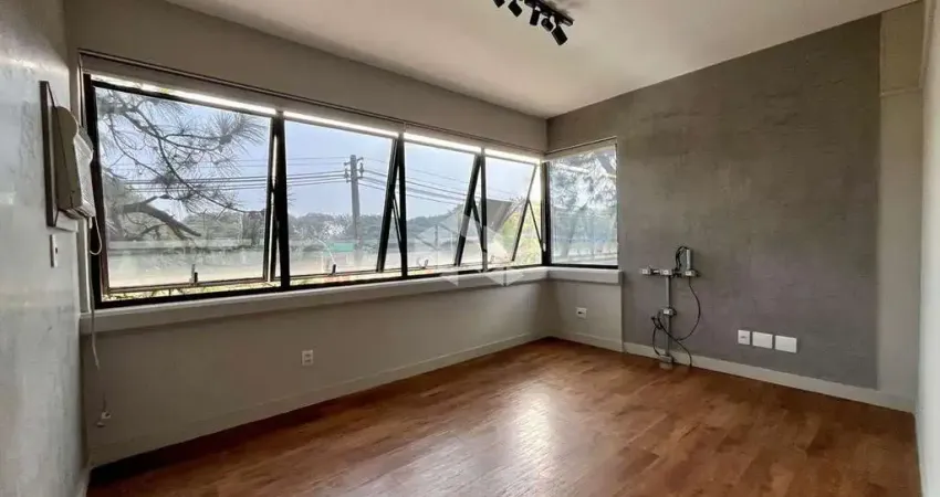 Sala de 40 m2, ótima localização, norte e oeste , janela de frente para orla e centro.