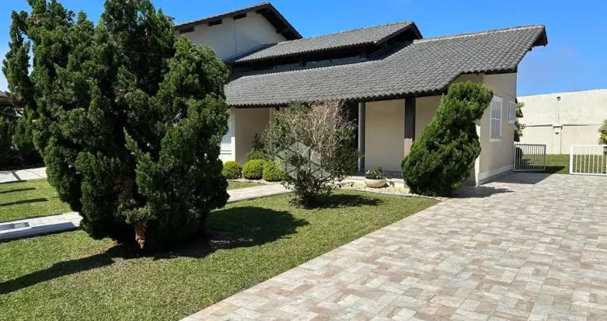 Sobrado 4 dormitórios, quiosque com piscina aquecida, 278 m² construído, Centro Tramandaí