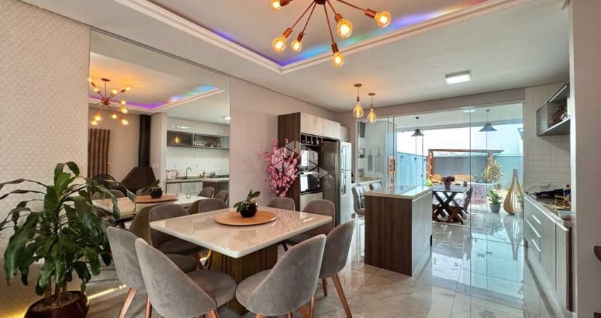 Sobrado, com 3 quartos, suíte com closet, 2 vagas, piscina, mobiliado Bairro Igara em Canoas