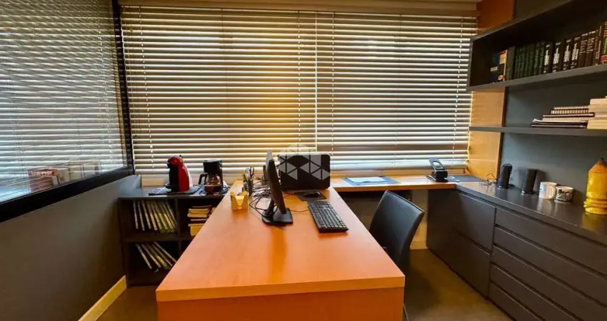 Sala comercial, 74m², 2 banheiros, 2 depósitos, 2 vagas de garagem, no centro histórico de porto alegre