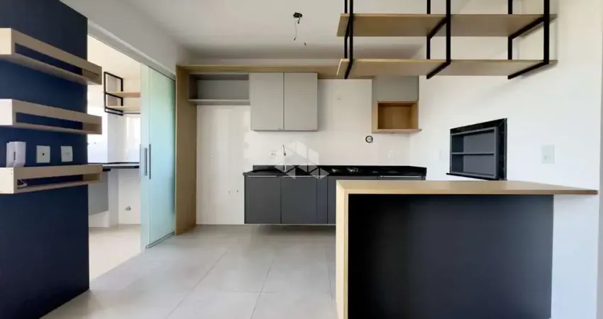 Apartamento 2 dormitórios sendo uma suíte, 3 vagas cobertas, semi mobiliado