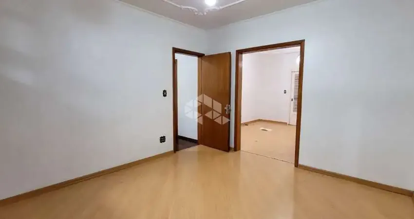 Uma ótima casa, de dois andares, duas moradias, bem localizada.