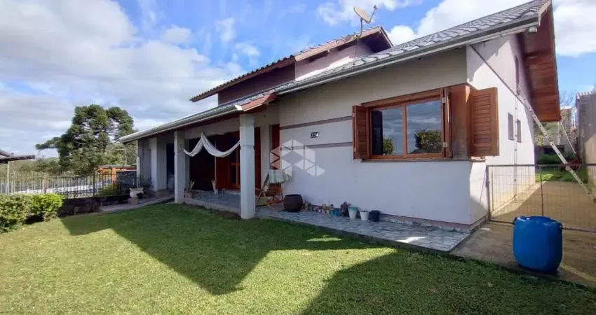 Casa com três dormitórios no bairro monte verde em farroupilha.