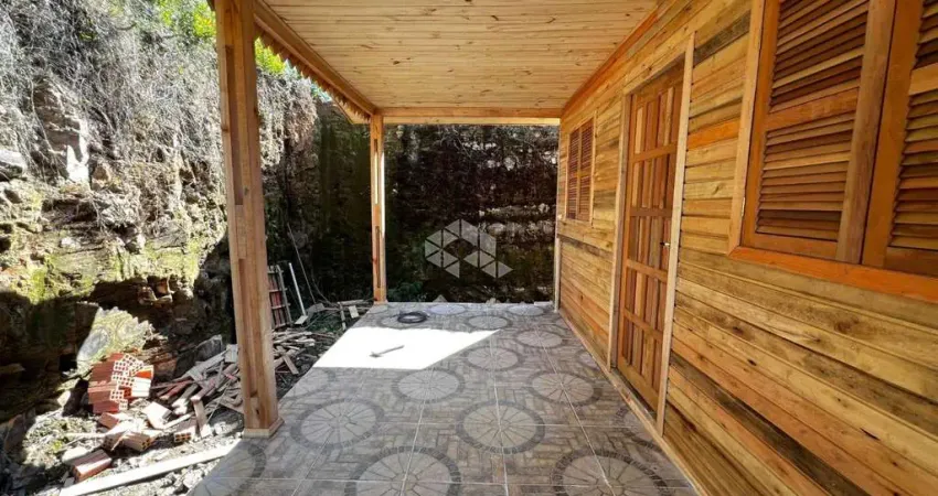 Um casa de madeira, nova com 2 quartos, banheiro, sala e cozinha no america