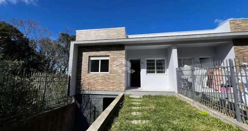 Um lindo sobrado, 2 quartos 1 suítes, churrasqueira, sacada, piso porcelanato.