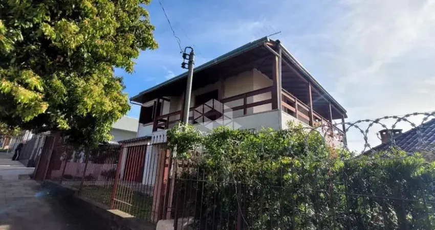 Casa de 2 andares localizada na rua principal do bairro são josé .
