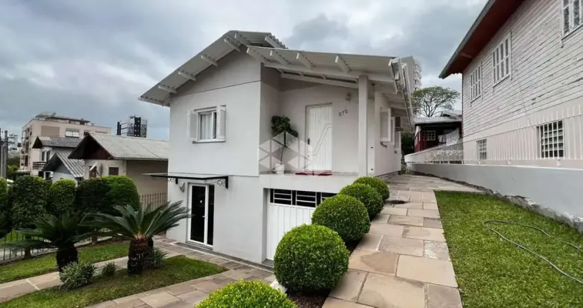 Casa com 3 dormitórios + 2 salas comerciais no centro de farroupilha