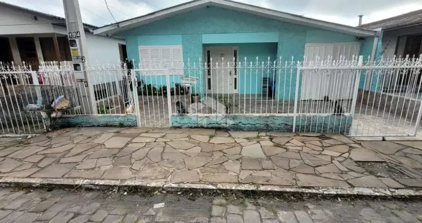 Casa de dois andares, 4 quartos, 3 banheiros, sala, cozinha, área de serviço