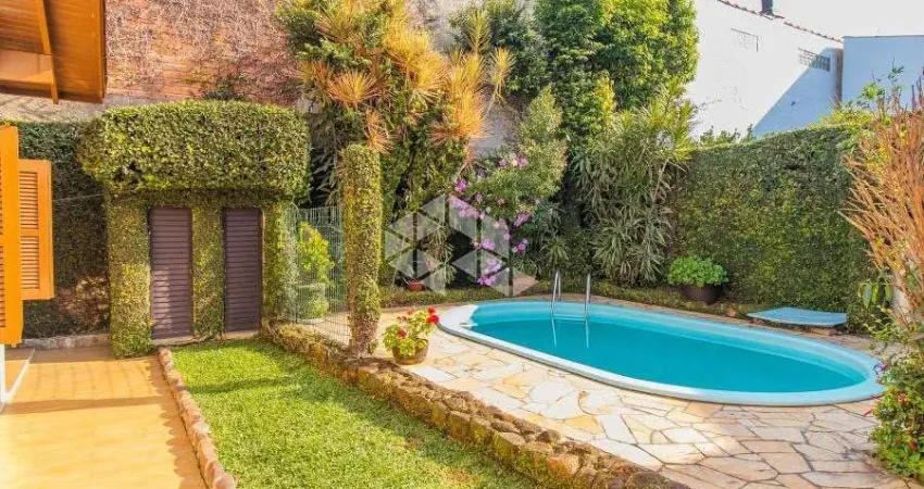 Casa à venda de 3 dormitórios sendo 1 suíte, 6 vagas de garagem, no bairro Partenon, em Porto Alegre/RS.