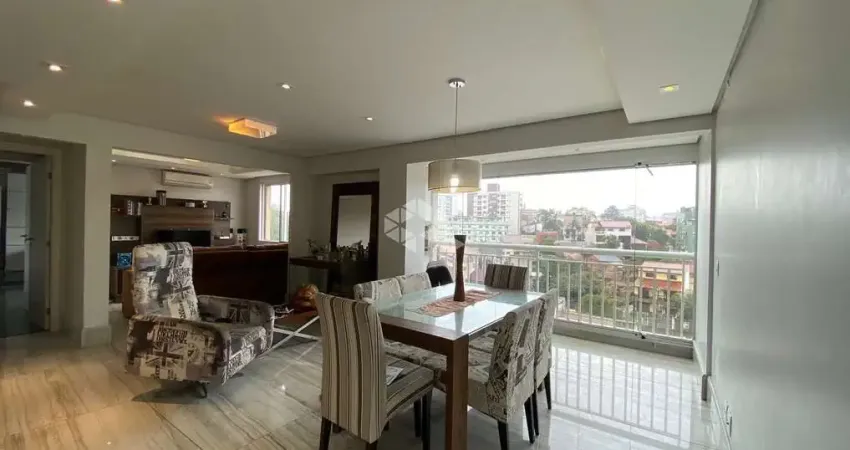 Vende apartamento de 3 dormitórios, transformados em 2, sendo 1 suíte e 2 vagas de garagem no bairro Lindóia.
