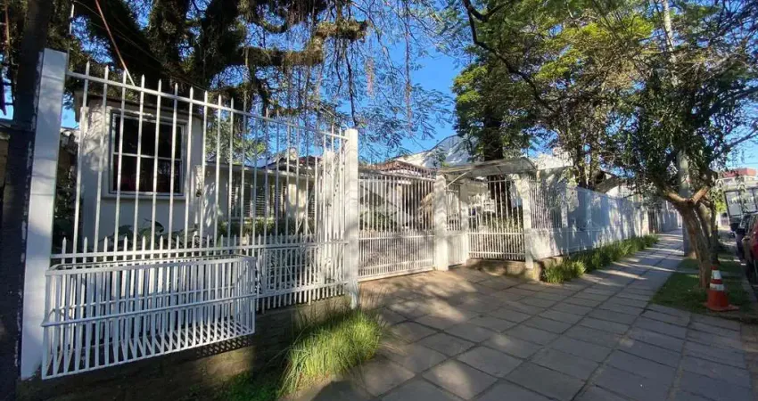 Casa Comercial e Residencial  à Venda com 06 dormitórios sendo 02 suítes no Bairro Três Figueiras - Porto Alegre/RS