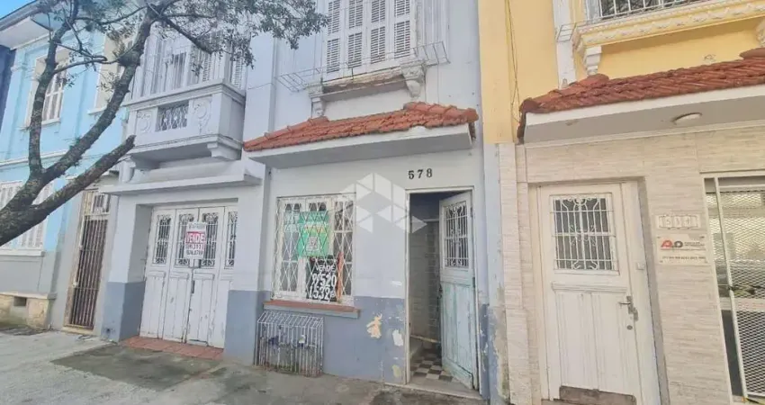 Casa à venda com 04 dormitórios e vaga de garagem no bairro floresta em porto alegre/rs