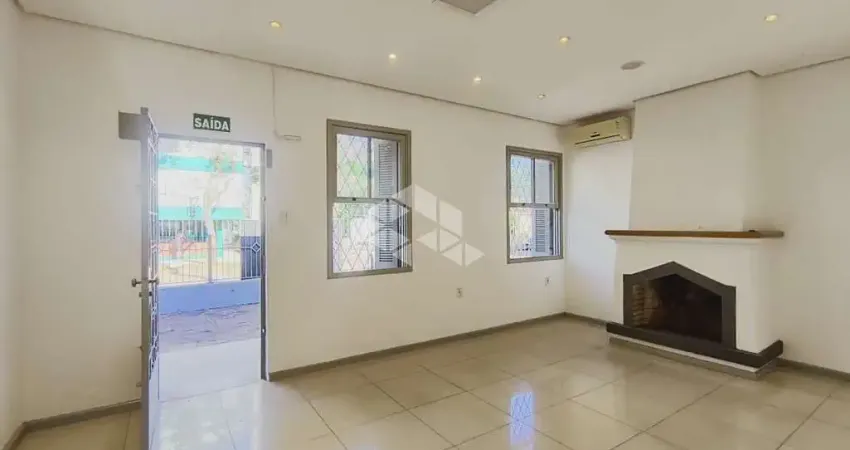 Casa residencial ou comercial com 6 cômodos, 4 garagens, 3 banheiros e churrasqueira no bairro navegantes, porto alegre/rs