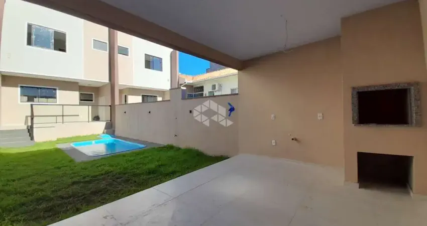 Casa com piscina, 2 suítes, 2 vagas de garagem no bairro Ipiranga em São José/SC.