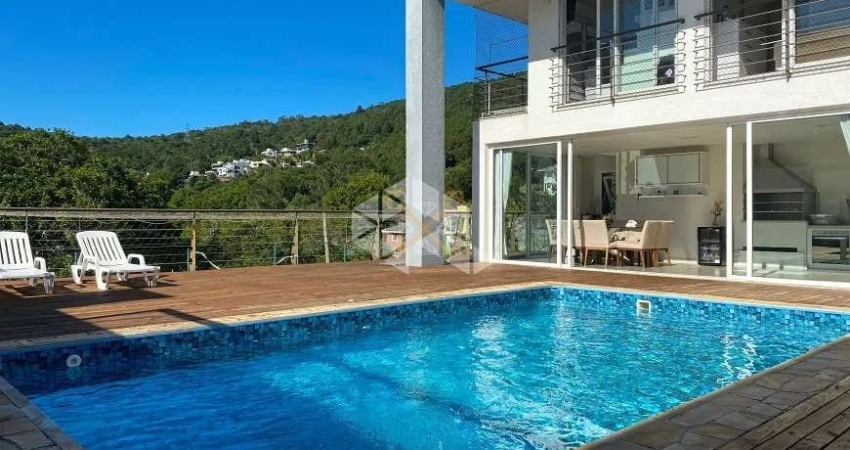 Casa residencial em condomínio fechado com 4 dormitórios, sendo 2 suítes, 2 vagas de garagem no bairro Itacorubi em Florianópolis/SC.