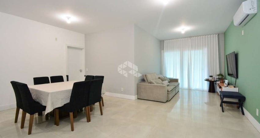 Apartamento SEMIMOBILIADO com vista panorâmica de 3 dormitórios, sendo 2 demisuítes, 2 vagas de garagem no bairro João Paulo em Florianópolis/SC.