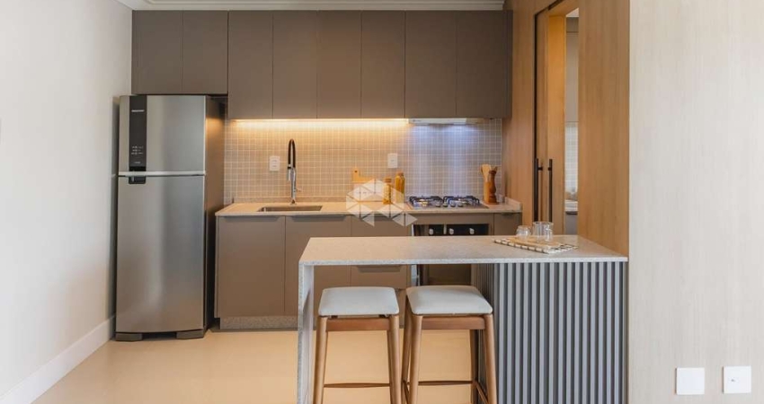 Apartamento Decorado com 2 dormitórios, sendo 2 suítes, 1 vaga de garagem no Centro de Florianópolis/SC.