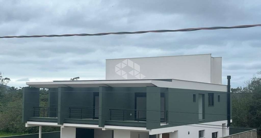 Casa residencial com 03 dormitórios sendo 3 suíte, 1 vaga de garagem no Alto Ribeirão - Florianópolis/SC