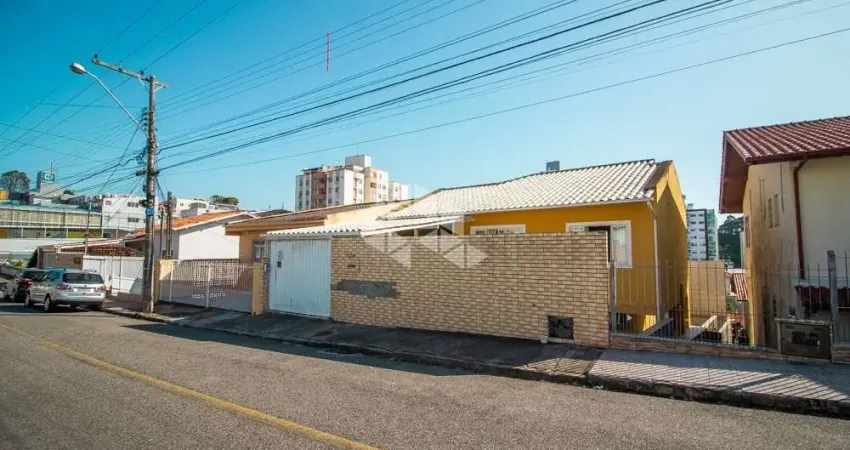 Casa semimobiliada com 4 dormitórios/quartos e sendo 1 suíte A Venda - Jardim Atlântico SC