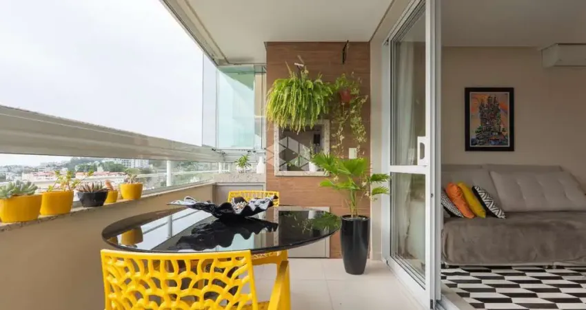 Apartamento mobiliado com 3 dormitórios, sendo 1 suíte, 3 vagas de garagem no bairro Itacorubi em Florianópolis/SC.