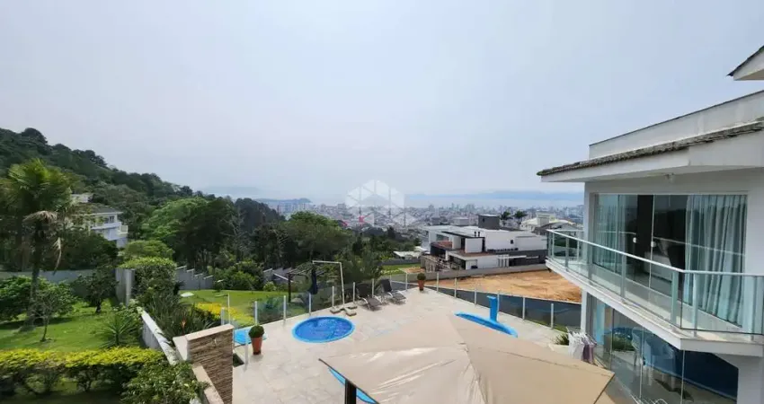 CASA EM CONDOMINIO DE LUXO COM 4 QUARTOS SENDO 2 SUÍTES 2 VAGAS DE GARAGEM NO BOSQUE DAS MANSÕES EM SÃO JOSÉ/SC