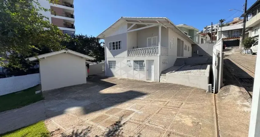 CASA ESPAÇOSA COM 6 QUARTOS ESTILO REPÚBLICA NO BAIRRO CARVOEIRA EM FLORIANÓPOLIS/SC