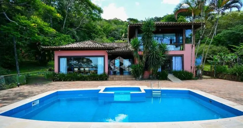 CASA DE ALTO PADRÃO COM 4 QUARTOS SENDO 1 SUÍTE NA LAGOA DA CONCEIÇÃO DE FLORIANÓPOLIS/SC