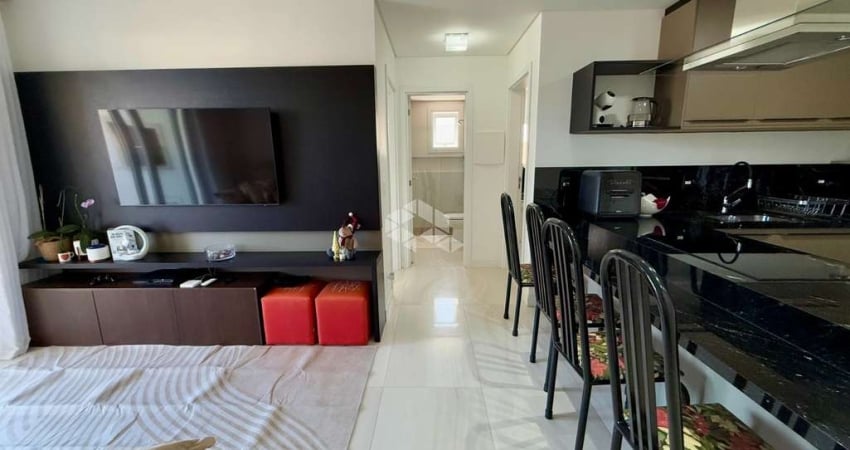 APARTAMENTO MOBILIADO COM 2 QUARTOS SENDO 1 SUÍTE E 1 VAGA DE GARAGEM NO BAIRRO TRINDADE EM FLORIANÓPOLIS/SC