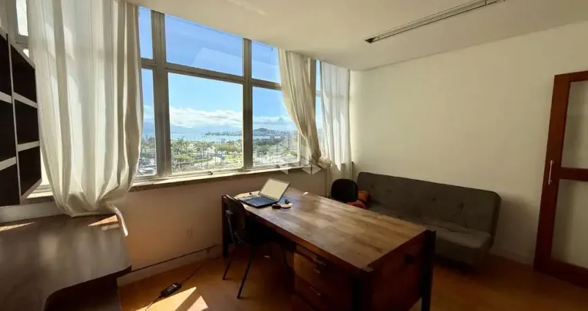 SALA COMERCIAL COM 64,92 m² NO CENTRO DE FLORIANÓPOLIS COM VISTA PARA O MAR
