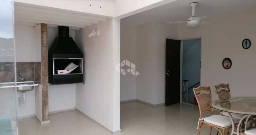 COBERTURA AMPLA COM 3 QUARTOS E LOCALIZAÇÃO PRIVILEGIADA NA CARVOEIRA FLORIANÓPOLIS/SC