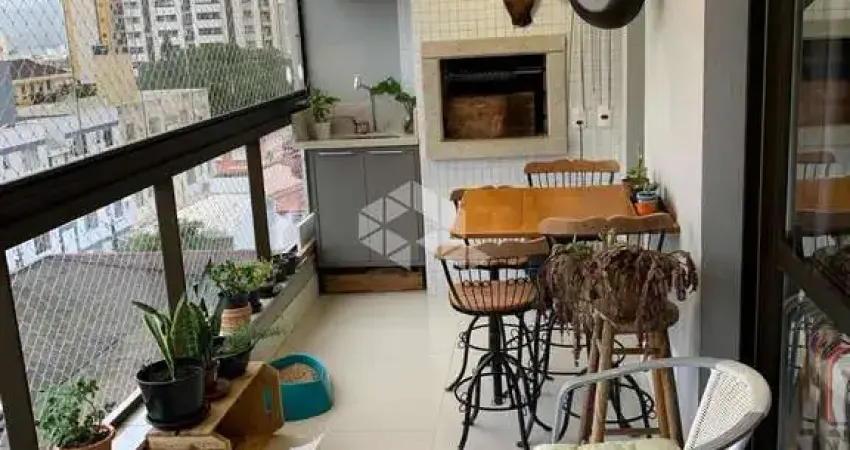 APARTAMENTO SEMIMOBILIADO COM VISTA PARA O MAR 3 QUARTOS SENDO 2 SUÍTES 2 VAGAS DE GARAGEM NO BALNEÁRIO EM FLORIANÓPOLIS/SC