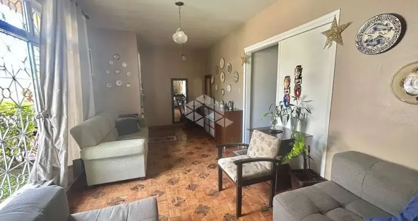 CASA COM 5 QUARTOS SENDO 1 SUÍTE NA TRINDADE FLORIANÓPOLIS/SC