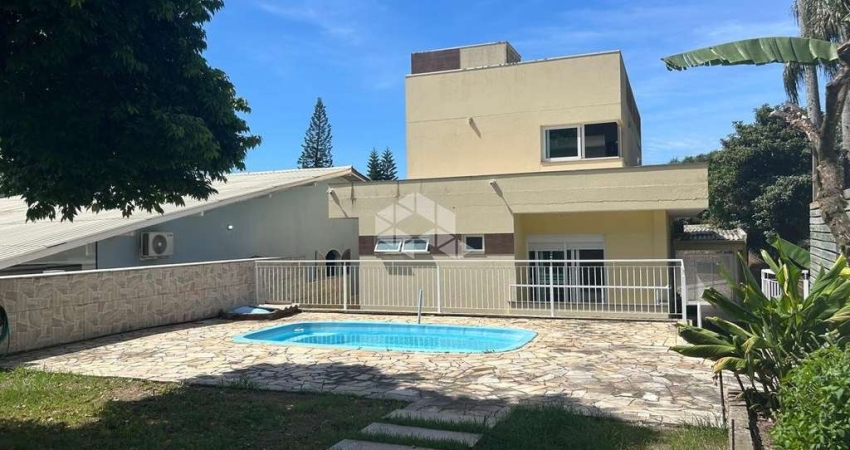 CASA ESPAÇOSA COM 6 QUARTOS, 2 SUÍTES, PISCINA E SALÃO DE FESTAS NO BAIRRO TRINDADE
