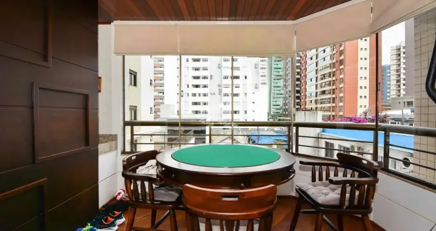 APARTAMENTO AMPLO COM 4 QUARTOS SENDO 1 SUÍTE  2 VAGAS E SACADA COM CHURRASQUEIRA NO CENTRO DE FLORIANÓPOLIS