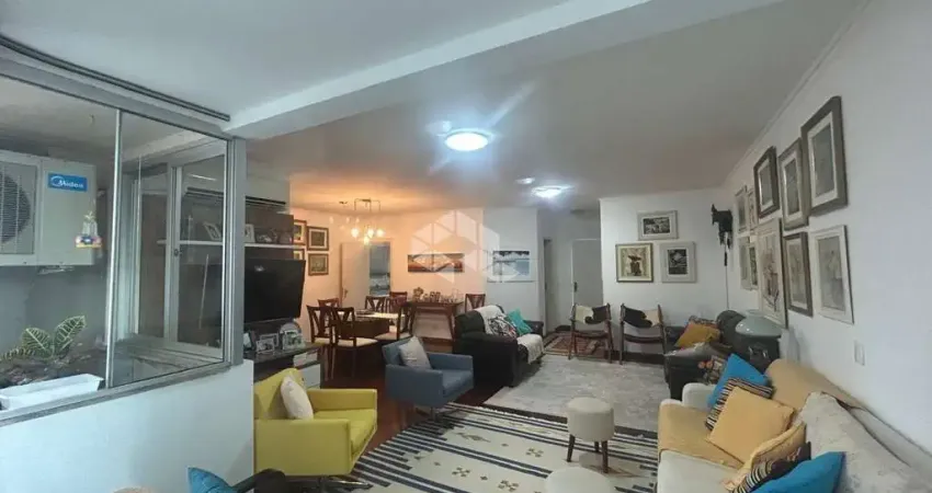 APARTAMENTO COM 4 QUARTOS SENDO 2 SUÍTES E VISTA PANORÂMICA NO CENTRO DE FLORIANÓPOLIS
