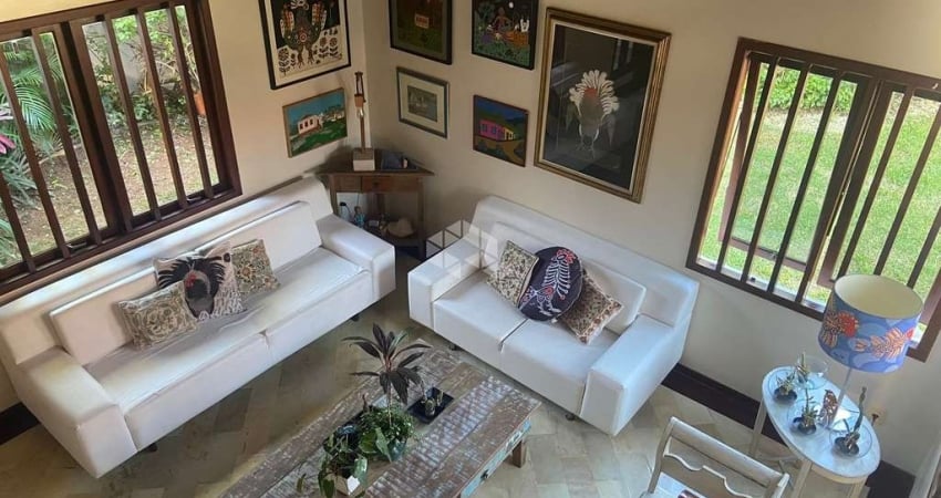 CASA COM 3 QUARTOS SENDO 1 SUÍTE 4 VAGAS DE GARAGEM E ESPAÇOS AMPLOS NO ITACORUBI FLORIANÓPOLIS