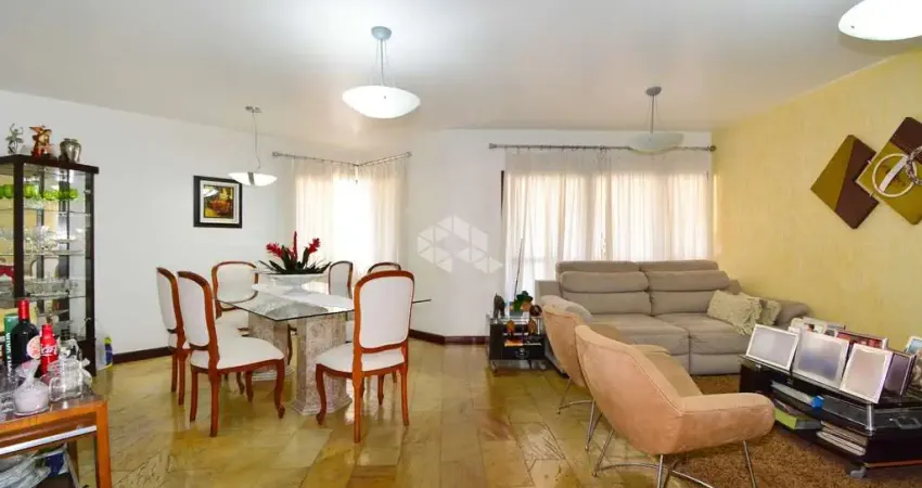 APARTAMENTO AMPLO COM 3 QUARTOS SENDO 1 SUÍTE 3 VAGAS DE GARAGEM VISTA PARCIAL DO MAR NO CENTRO DE FLORIANÓPOLIS
