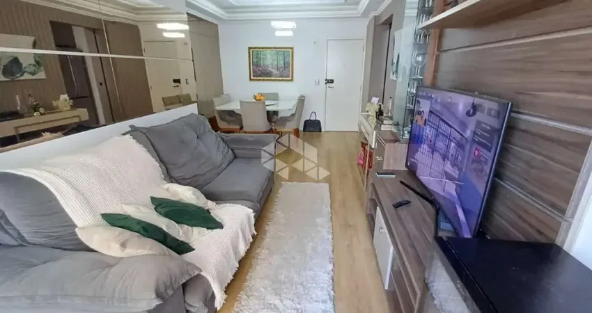 APARTAMENTO SEMIMOBILIADO COM 3 QUARTOS 1 SUITE E VAGA DE GARAGEM NO CENTRO DE FLORIANÓPOLIS