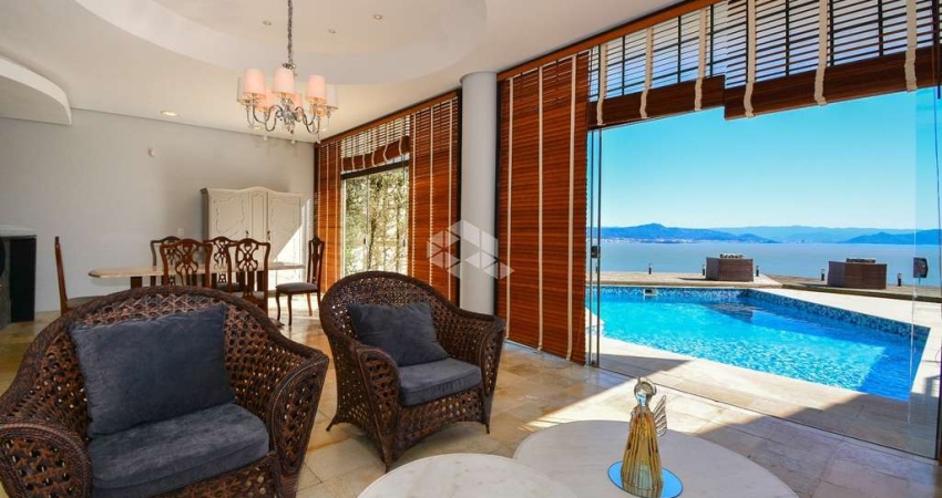 CASA COM 4 QUARTOS 2 SUÍTES PISCINA VISTA MAR E 5 VAGAS NO CENTRO DE FLORIANÓPOLIS
