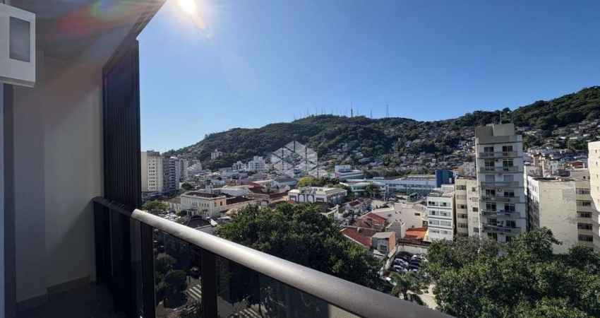 APARTAMENTO COM 2 SUÍTES SACADA E PISCINA NO CENTRO DE FLORIANÓPOLIS