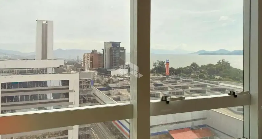 SALA COMERCIAL AMPLA COM ESTACIONAMENTO ROTATIVO E PORTARIA NA AGRONÔMICA FLORIANÓPOLIS