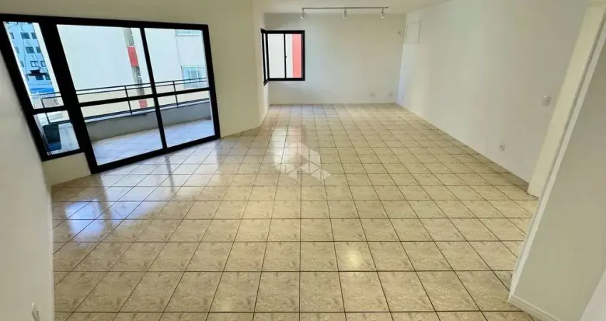 APARTAMENTO COM 4 QUARTOS SENDO 2 SUÍTES 3 VAGAS SACADA COM CHURRASQUEIRA E LAZER NO CENTRO DE FLORIANÓPOLIS